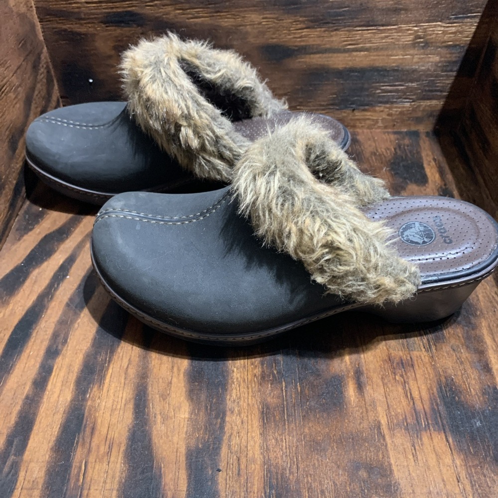 Crocs Cobbler Suede‎ Leather Clogs Womens Size 7 Faux Fur Black Mahogany